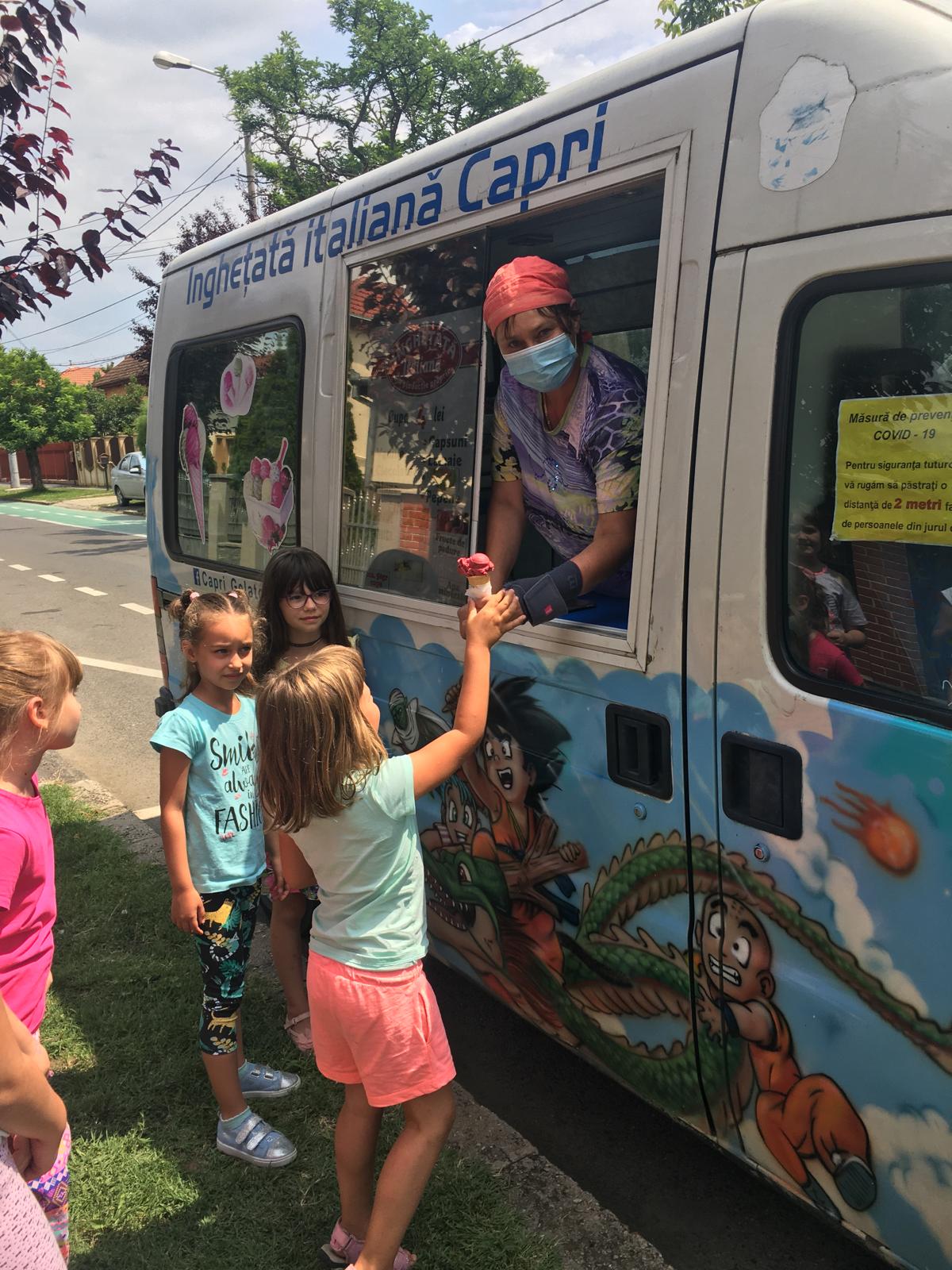 Copiii savurând înghețata