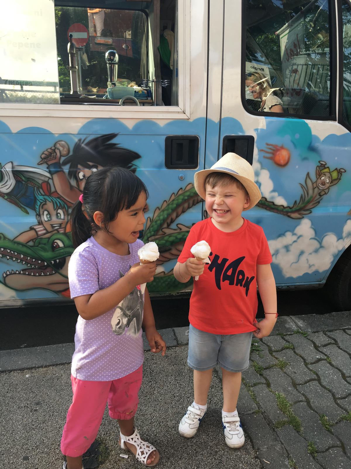 Copiii savurând înghețata