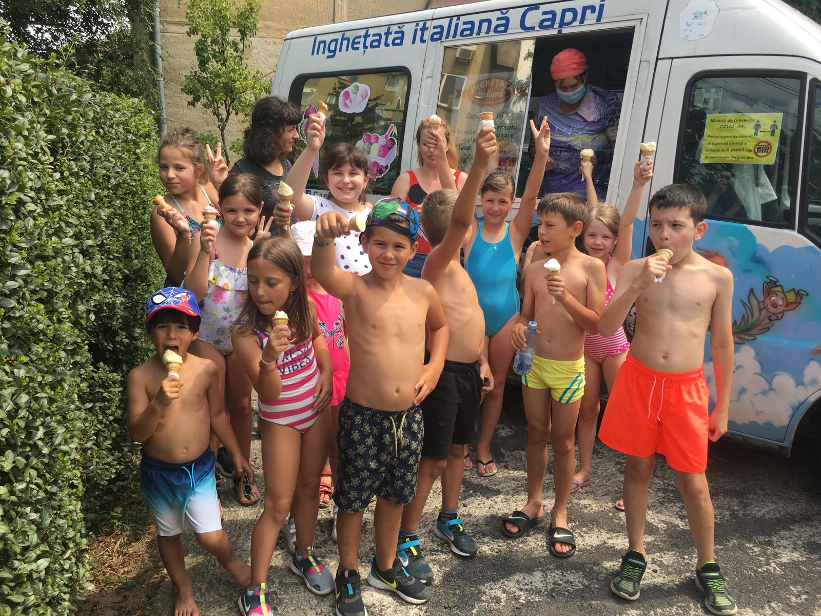 Copiii savurând înghețata